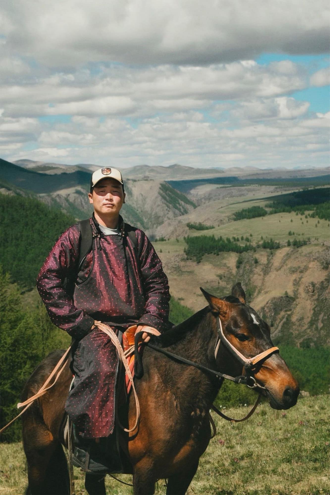 A horseman in a deel on his horse above the valley