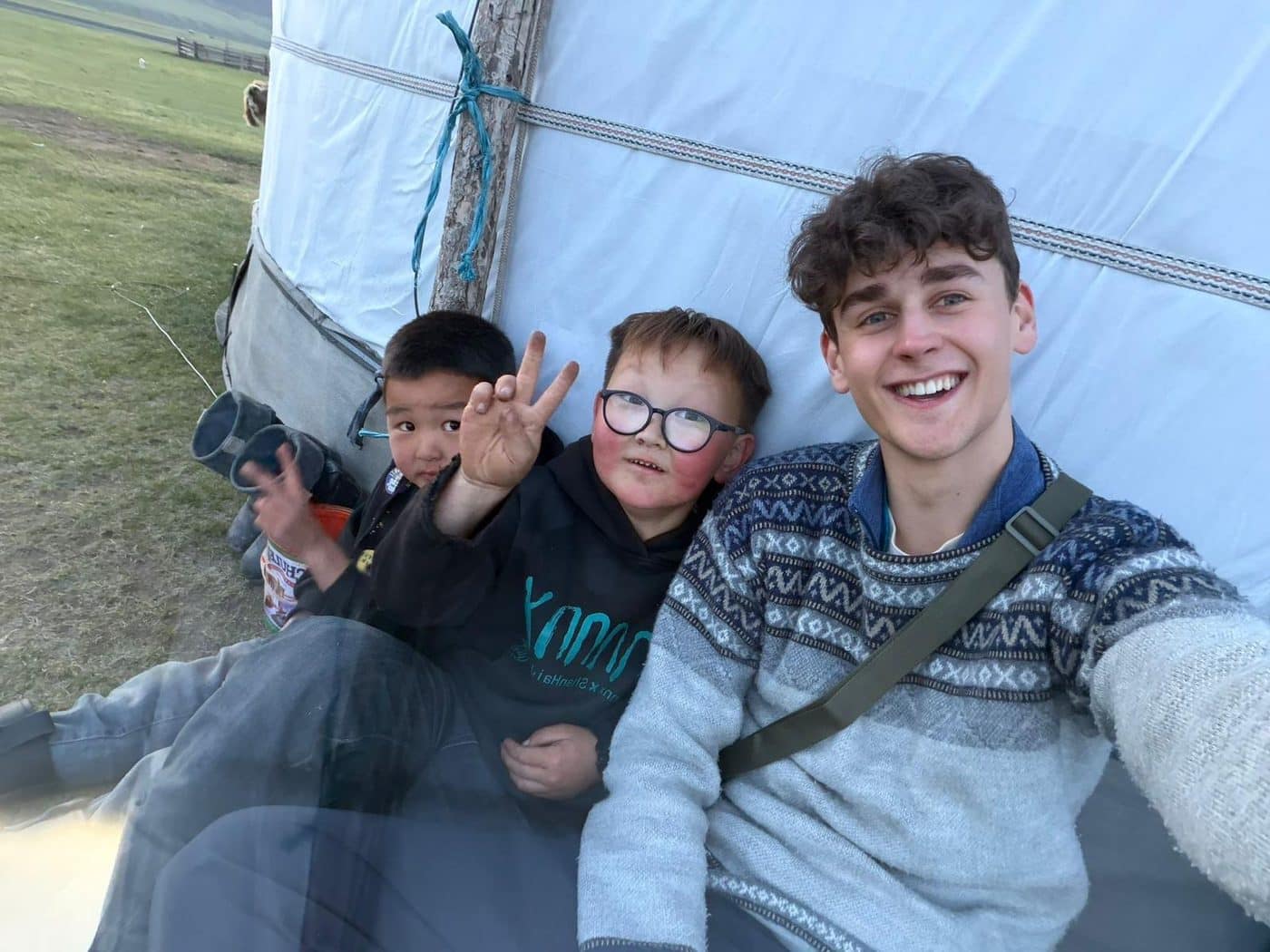 Fin with children beside a ger